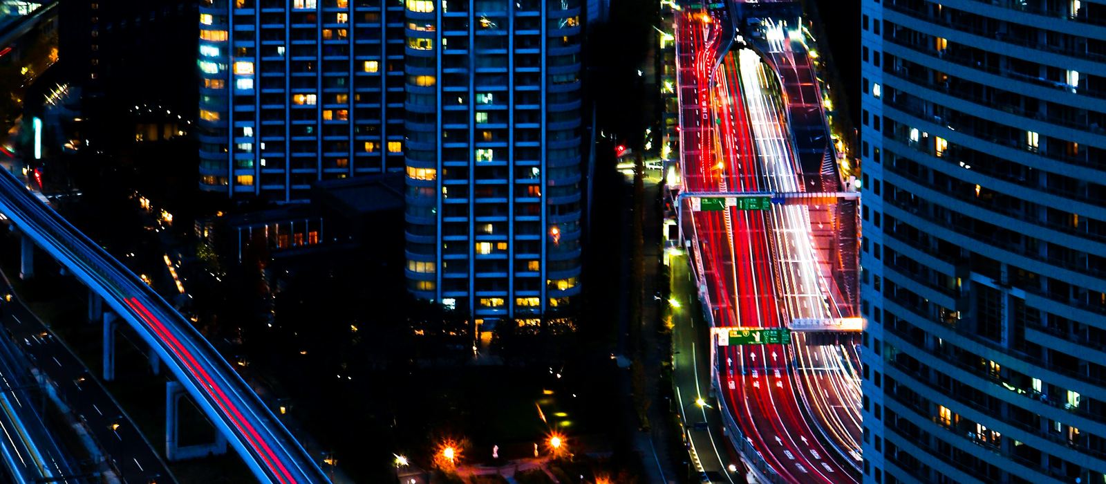 Infraestruturas urbanas de telecomunicações e transportes à noite